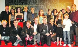 Tradicional foto de familia de los premiados en esta edición de la Mostra. :: SIGNES/