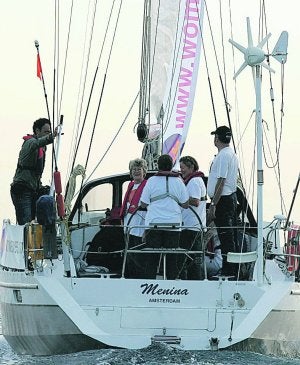 El barco, a su salida de Valencia. ::
DAMIÁN TORRES/