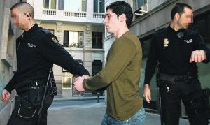 Dos policías nacionales trasladan al homicida, ayer, ante el tribunal de la Audiencia Provincial de Alicante. :: ÁLEX DOMÍNGUEZ/
