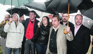Eliseu Climent, tercero por la derecha, con varios responsables políticos. :: EFE/MORELL/