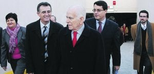 El alcalde de Xàbia y el presidente de Ecisa en la inauguración de uno de los parkings del municipio. :: JOSÉ IGLESIAS/