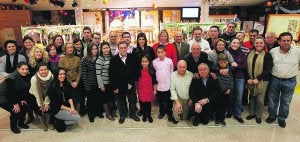 Foto de familia de los componentes de la falla Na Jordana, delante del belén de libre diseño que les ha dado el primer premio. :: MONZÓ/