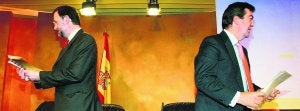 Rajoy y Álvarez-Cascos durante una rueda prensa en 2002, cuando, respectivamente, eran el portavoz y el vicepresidente segundo del Gobierno de José María Aznar. :: C. BARROSO/