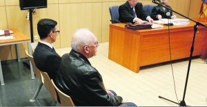 Los dos acusados de la muerte del menor, ayer, en el juzgado de lo Penal número 12. ::
JESÚS SIGNES/
