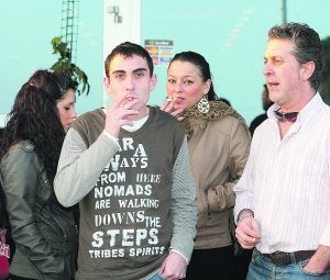 Los hosteleros fuman un cigarro durante la reunión del lunes en Burriana. ::
LP/