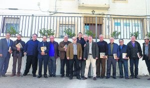 Los autores, en el centro, Catalá a la derecha y Sanchis a la izquierda, y tras ellos los alcaldes. ::
LP/