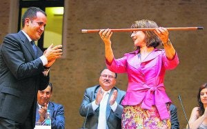 Elvira García asume la vara de mando de Alaquàs de la mano de Jorge Alarte. ::
JESÚS SIGNES/