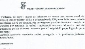 El cartel que anuncia a los padres que tienen que abonar siete euros para material y papel . :: LP/