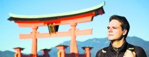 Héctor García posa ante uno de los templos de la isla sagrada de Miyajima, cerca de Hiroshima, durante uno de sus viajes por Japón. ::
HÉCTOR GARCÍA/