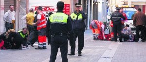 Policías locales de Torrent controlan el operativo que atiende a los niños heridos. ::
LA OPINIÓN DE TORRENT/