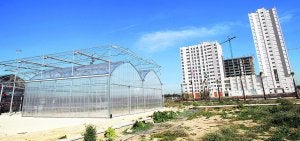 Almacenes donde se guardarán las herramientas, con edificios de Sociópolis al fondo. :: IRENE MARSILLA/