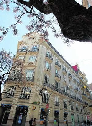 Una casa de Luis Ferreres, construida en 1912 en la esquina de Sorní con Conde Salvatierra. :: JESÚS SIGNES/