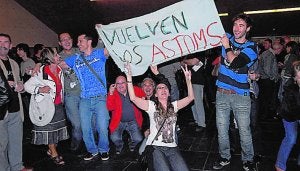Un grupo de seguidores de los Astoms, el viernes en el Auditori. ::
LP/