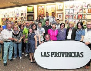 Los falleros de la comisión de Marqués de Montortal-José Esteve posan en su casal de Rascanya. :: JESÚS SIGNES/