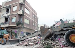 Retirada de escombros en una de las zonas más afectadas por el terremoto de Lorca. ::
EFE/J.C. CÁRDENAS/