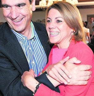Cospedal abraza al alcalde de Guadalajara, Antonio Román, tras el Comité Ejecutivo del PP. ::
I. HERRERO / EFE/