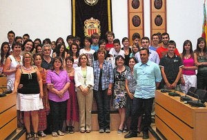 La concejala junto al grupo de alumnos y profesores. ::
LP/
