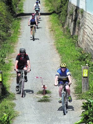 Ciclistas en la vía de Ojos Negros. ::
JOSÉ PLASENCIA/