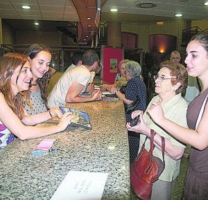 Los vecinos pudieron adquirir el deuvedé. ::
LP/