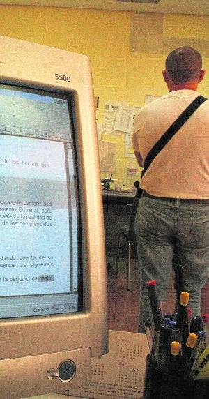 Un ordenador bloqueado en Alicante en una foto de archivo. ::
C.M.A./