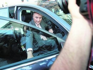 Sucesor. Alberto Fabra llega a la junta directiva del PPCV de la que salió elegido como nuevo presidente del partido y futuro jefe del Consell. ::
IRENE MARSILLA/