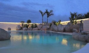 Una piscina de un chalé transformada en una cala de rocas con cascada que nos remite a países tropicales. :: LP/