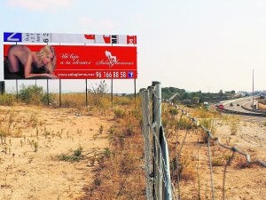 El cartel que ilustra uno de los puntos negros de la autovía A-3. :: HÉCTOR ESTEBAN/