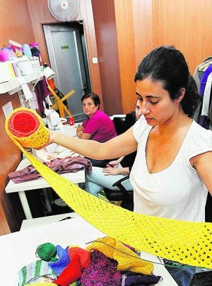 Una integrante de Urban Knitting muestra las piezas. ::
JESÚS SIGNES/