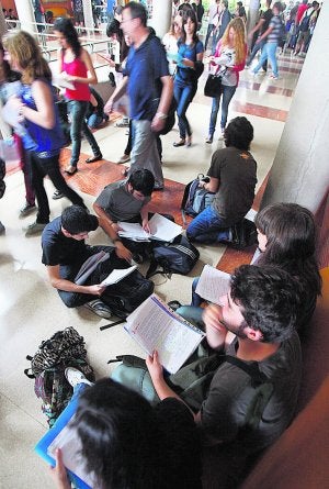 Repasos previos a un examen de Selectividad en Alicante. ::
P. BELLIDO/