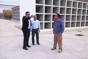 Dirigentes de Ontinyent en el cementerio. ::
LP/