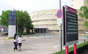 Dos personas se encaminan por uno de los accesos al Hospital Provincial de Castellón. :: LP/