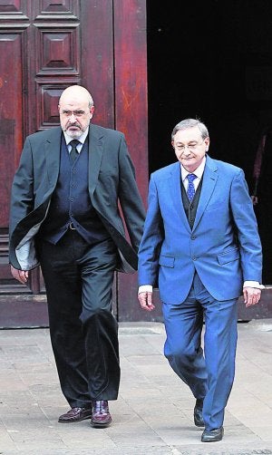Receso. El presidente del jurado, Juan Climent (d) y el secretario judicial, salen a comer, tras el juicio. :: JUANJO MONZÓ/