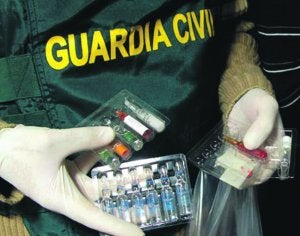 Un guardia civil de la Unidad Central Operativa (UCO) muestra sustancias dopantes decomisadas. :: LP/