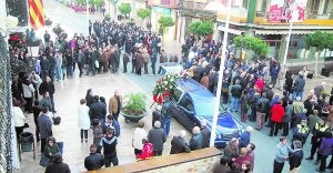 Gran cantidad de vecinos se concentraron para despedir a Latorre. ::
JUAN PENADÉS/