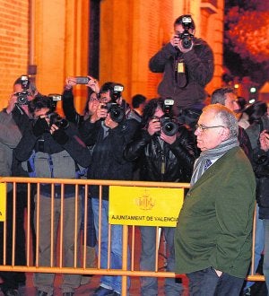 El presidente de Les Corts, Juan Cotino, ayer, a su llegada a la sede del TSJ. ::
TXEMA RODRÍGUEZ/
