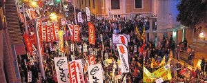 La manifestación se desarrolló en los alrededores de la sede de la Diputación Provincial. ::
GABRIEL UTIEL/