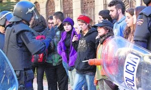 Un agente identifica a varios de los asistentes a la concentración improvisada frente al cuartel de Zapadores. Damián Torres/