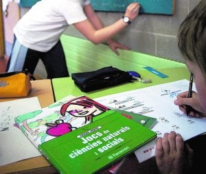 Un alumno de primaria del colegio Costa i Llobera de Barcelona hace sus tareas. ::
VICENS GIMÉNEZ/
