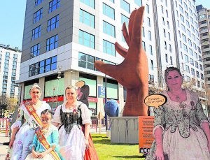 Canal de Navarrés. Las falleras mayores y la presidenta junto a la rotonda ficticia donde planta la falla, que este año ha apostado por una mano que simboliza la corrupción. ::
M. J. C./