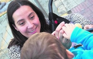 Esther sonríe mientras su hijo le agarra la mano. ::
DAMIÁN TORRES/