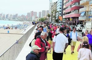 Turistas pasean por la parte peatonal abierta de la tercera fase del Paseo de Poniente. ::
MARIO AYÚS/