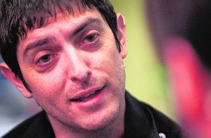 El autor de 'Cenital', el escritor castellonense Emilio Bueso. ::
JUANJO MONZÓ/