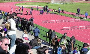 Pista de atletismo de Gandia donde practican deporte centenares de personas. ::
J.P./