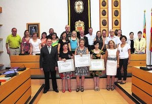 Los profesores jubilados de Algemesí, junto al alcalde, durante el homenaje. ::
LP/