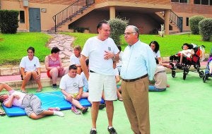 El exconseller Juan Cotino con el padre Aparicio en una visita a uno de los centros. ::
JUAN PENADÉS/