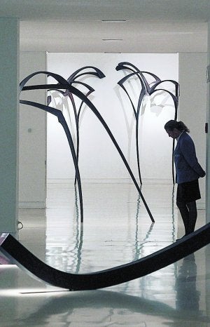 Una visitante contempla la obra en el IVAM. ::
IRENE MARSILLA/