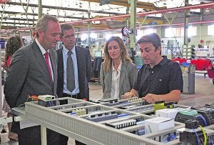 Alberto Fabra, presidente de la Generalitat, en su visita a Istobal con la consejera Yolanda Tomás. ::
F. G./
