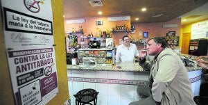 La crisis obliga a cerrar el bar que desafió la ley antitabaco y permitía fumar a los clientes