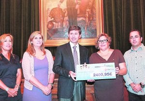 Entrega del cheque por parte del alcalde a la vicepresidenta de Cruz Roja Castellón, ayer. ::
LP/