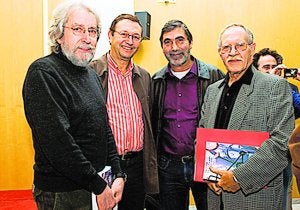 Paco Candela, el primero por la derecha, en la presentación de un libro en el Ceic Alfons el Vell. ::
LP/